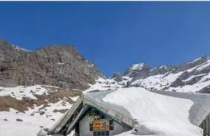 Army team begins snow clearance to open Hemkunt Sahib route in Uttarakhand