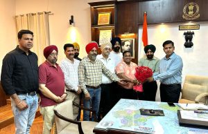 राजीव दुग्गल की अध्यक्षता में प्रशासनिक अधिकारीयों से मिले मॉडल टाउन के दुकानदार