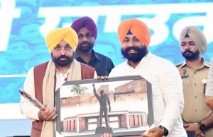 KEJRIWAL AND BHAGWANT MANN ADMINISTER OATH TO PEOPLE FOR BEING WARRIORS AGAINST DRUGS
