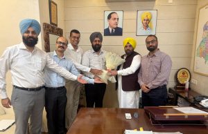 Sakatar Singh Bal, newly appointed President of PCS Association today met Punjab Cabinet Minister Harbhajan Singh ETO. On this occasion, Association’s General Secretary Ankur Mahindru, Tejdeep Saini, Sandeep Singh Garha and Vyom Bhardwaj Vice President were also present