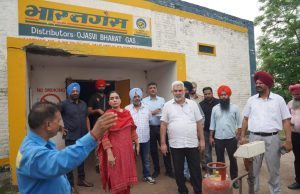 Food, Civil Supplies & Consumer Affairs Minister Lal Chand Kataruchak conducts surprise raid at gas agencies’ godowns