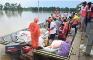 Kapurthala MP and environmentalist Sant Seechewal uses special boat for flood relief