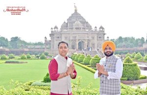 Aman Arora & Sond Pay obeisance at Swaminarayan Akshardham in Gujarat