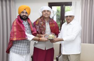 AMAN ARORA & SOND EXTEND INVITATION TO GUJARAT CM FOR 350TH MARTYRDOM ANNIVERSARY OF SRI GURU TEGH BAHADUR JI