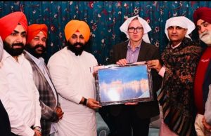 350TH MARTYRDOM DAY OF SRI GURU TEGH BAHADUR JI: HARJOT BAINS MEETS J&K CHIEF MINISTER, EXTENDS INVITATION