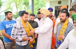 Major setback for Shiromani Akali Dal as dozens of Akali families, inspired by Sarpanch Happy, join AAP