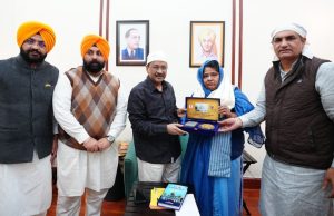AAP National Convenor Arvind Kejriwal Honours Sikh Scholars, Discusses Propagating the Teachings of Guru Sahib