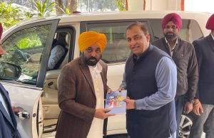 Nitin Kohli Promotes ‘Jalandhar Padhao’ with a Unique Welcome for the CM; encourages shifting from ‘Bouquet Culture’ to ‘Book Culture’