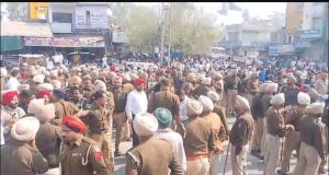 Farmers clash with police in Samana over Gurjeet Singh Khalsa’s protest atop BSNL tower