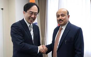 Commerce Secretary with Sr. Deputy Minister Commerce Secretary with Sr. Deputy Minister