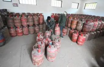 Center to double distribution of 5 Kg LPG cylinders for migrant workers amid shortage of cooking fuel