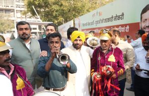 AAP Leaders Reach Punjab Vidhan Sabha with ‘Band Baja’ to Protest Against Congress Leader Partap Singh Bajwa’s Remarks