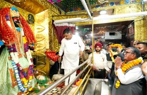 Punjab Governor Gulab Chand Kataria Pays Obeisance at Mata Shri Kali Devi Temple in Patiala