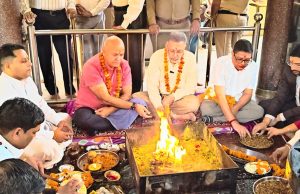 On the first day of Chaitra Navratri, Manish Sisodia seeks blessings at Mata Shri Kali Devi Temple along with Health Minister