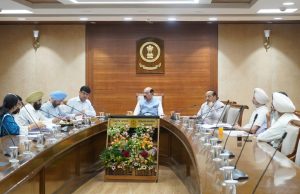 Mohinder Bhagat listens to grievances of potato growers and cold storage owners; assures all possible support