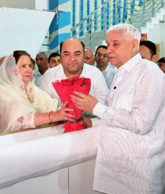 Former MLA Navjot Kaur Sidhu visits Rampal Ashram, seeks blessings