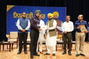 Cm mann hand over letter to pspcl employee