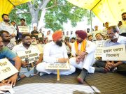 Warring joins protesting cab drivers; supports their demands cab drivers protest in chandigarh