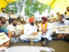 Warring joins protesting cab drivers; supports their demands cab drivers protest in chandigarh