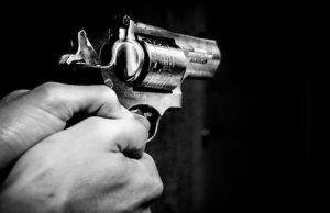 हेरोइन लेकर जा रहे तस्करों और पुलिस की मुठभेड़, गोली लगने से राहगीर की मौत