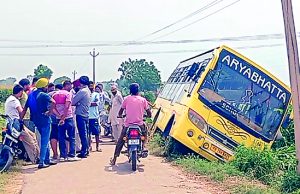 Barnala के महल कलां में स्कूल बस पलटी, कंडक्टर की मौत, सभी बच्चे सुरक्षित