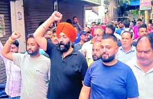 Phagwara Gate में GST की छापेमारी के विरुद्ध जबरदस्त प्रदर्शन, दुकानें बंद की