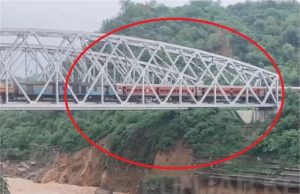 Punjab: पुल से गुजर रही थी Train तभी अचानक नीचे से खिसक गई जमीन, देखें खौफनाक मंजर