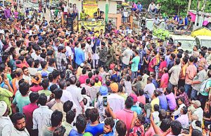 आटो टैंपो यूनियन वं किसान मंडी कारोबारियों ने सुबह 5 बजे मकसूदां नई सब्जी मंडी के 6 घंटे गेट बंद कर किया धरना-प्रदर्शन