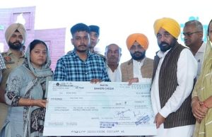 CM मान ने शहीद ASI धनवंत सिंह के परिजनों को सौंपा एक करोड़ रुपये का चेक