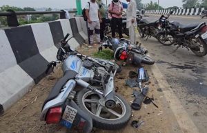 भवानीगढ़ ओवरब्रिज पर हुआ भीषण सड़क हादसा, 2 बाइक की हुई ज़ोरदार टक्कर, 4 लोग गंभीर घायल