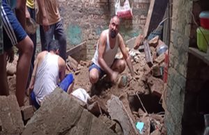 Hoshiarpur में तीन मंजिला मकान की छत गिरी, पिता समेत दो बेटियों की मौत