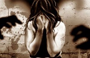 फर्नीचर बनाने आए मिस्त्री ने बाथरूम में लगाए हिडन कैमरे, महिला और उसकी बेटियों की वीडियो बनाकर किया ब्लैकमेल