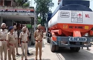 Punjab में तेल टैंकर ने उड़ाए पुलिस वालों के होश, एक गिरफ्तार