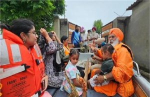 बाढ़ प्रभावित इलाकों में लोगों की मदद के लिए आगे आए संत सीचेवाल, जिंदगियां बचाने में जुटे