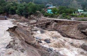 हिमाचल प्रदेश में बादल फटा, कुल्लू-मंडी में मची तबाही, कई घर और गाड़ियां बहीं