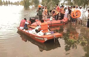 मौसम में सुधार और बांधों से कम मात्रा में पानी छोड़े जाने से हालात सुधर रहे; अभी भी राज्य के 22 जिलों के 1996 गांवों में बाढ़ का पानी जमा