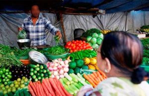 बाढ़ से फलों-सब्जियों के दाम 40 फीसदी उछले, मनमाने रेट वसूल कर रहे दुकानदार