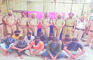 Jalandhar: हथियारों से लैस गिरोह के 10 सदस्य गिरफ्तार; दो देसी पिस्तौल और धारदार हथियार बरामद