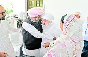 Jalandhar: कैबिनेट मंत्री Harpal Singh Cheema ने Mohinder Singh KP के बेटे के निधन पर शोक व्यक्त किया