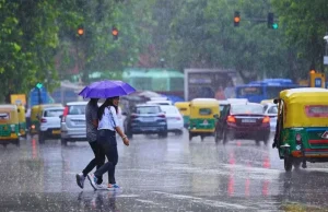 देशभर में बदला मौसम का मिजाज, उत्तर भारत में हल्की बारिश के आसार, पूर्वोत्तर में भारी बारिश का अलर्ट