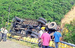 Bathinda से कांगडा जा रहे श्रद्धालुओं का ट्रक पलटा, 4 की मौत, 17 से अधिक लोग घायल