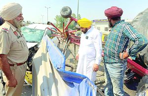 ट्रैक्टर और कार की टक्कर में घायल होने वालों को मंत्री हरभजन सिंह ने अस्पताल पहुंचाया