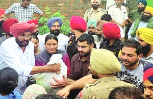 बाढ़ पीड़ितों की मदद के लिए विधायक अनमोल गगन मान अजनाला पहुंची