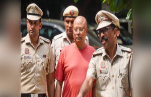 बाबा चैतन्यानंद सरस्वती के मोबाइल से एयरहोस्टेस और युवतियों की तस्वीरें बरामद