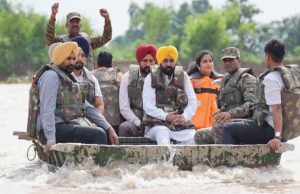 बाढ़ में लोगों के साथ खड़े हुए मुख्यमंत्री, पंजाब सरकार ने पेश की लोकतंत्र की सच्ची मिसाल
