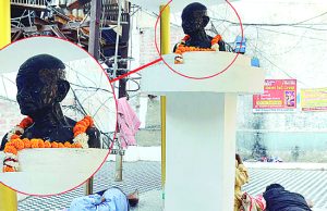 रावण दहन का जश्न मनाते लोग ‘अंहिसा’ के ‘पुजारी’ महात्मा गांधी को भूले