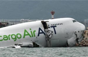 बड़ा विमान हादसा: लैंडिंग के दौरान फिसला कार्गो प्लेन, इतने लोगों की मौत