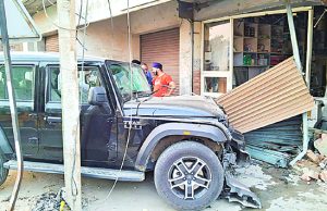 Jalandhar: द्रोणा गार्डन स्थित सैनेटरी शॉप में घुसी अनियंत्रित थार, शटर तोड़ते हुए अंदर हुई दाखिल