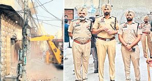 Ludhiana के Gobind Nagar में नशा तस्कर भाई-बहन के घर पर चला पीला पंजा