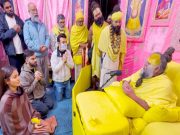 Virat Kohli पत्नी संग पहुंचे प्रेमानंद महाराज के आश्रम, अनुष्का ने कहा- हम आपके हैं महाराज जी